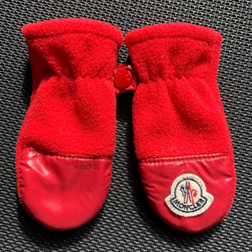Moncler kids red gloves